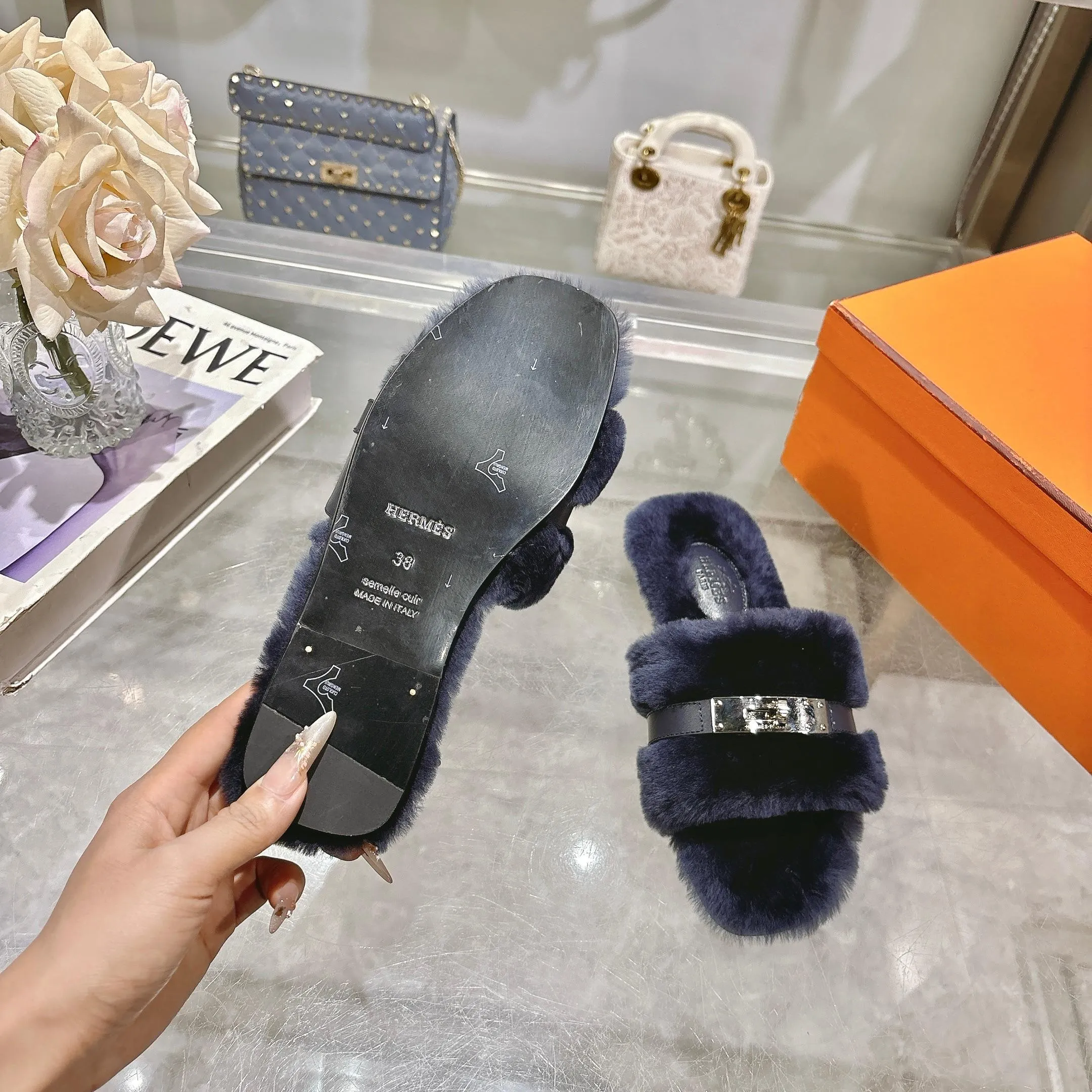 👟👟Ex-factory price 500👟👟 Purchasing agent level Hermes Hermès second uncle hair slippers are in stock all year round. 2025 new and new colors official website, Xiaohongshu synchronizes the latest color matching Hermès hot models are hot online, upgraded workmanship, high quality! Fashionable small wool H-trailers, autumn and winter style flat-soled wool mop, can be customized without standard, non-refundable and non-exchangeable. Fabric: Imported lamb's roll real wool. Lining: Imported lamb's roll real wool. Outsole: Genuine leather outsole. Size: 35-43, [Note: 41, 42, 43 customized]